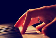 B席即将迎来国家队百场，罗伯托-马丁内斯：明天他会进入首发.